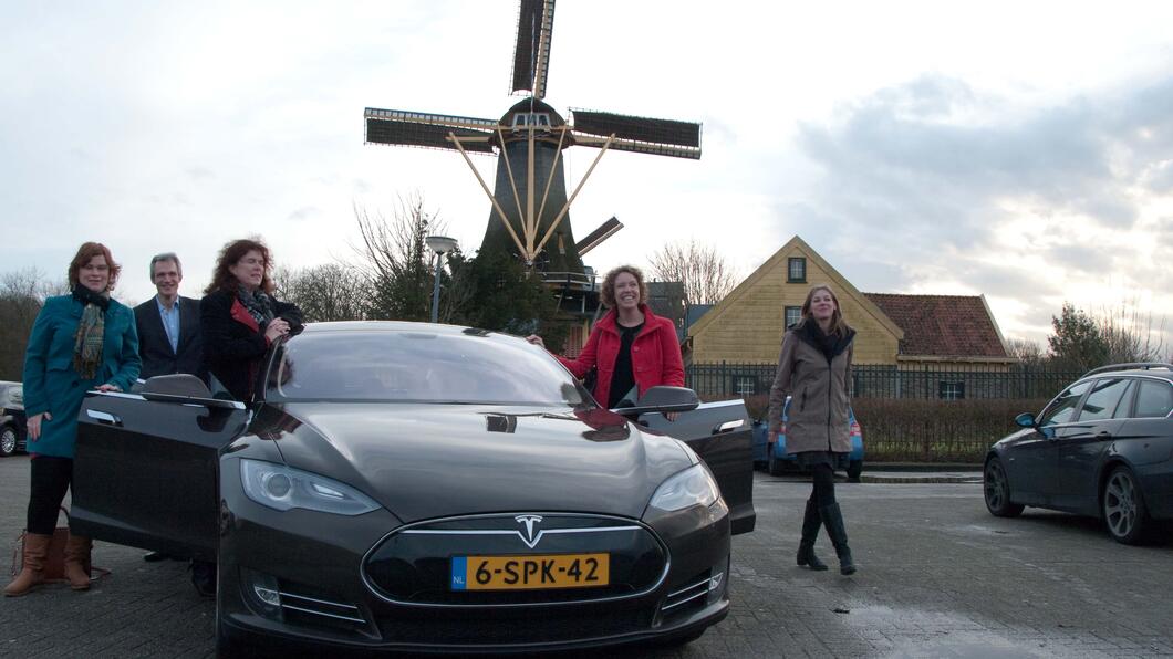 Tijdens de aftrap konden de lijtsttrekkers van GroenLinks Zuid Holland een proefrit maken in een bijzondere elektrische auto, de Tesla. Geheel links: Jakobien Groeneveld uit Zoetermeer. Tijdens de aftrap konden de lijtsttrekkers van GroenLinks Zuid Holland een proefrit maken in een bijzondere elektrische auto, de Tesla. Geheel links: Jakobien Groeneveld uit Zoetermeer.