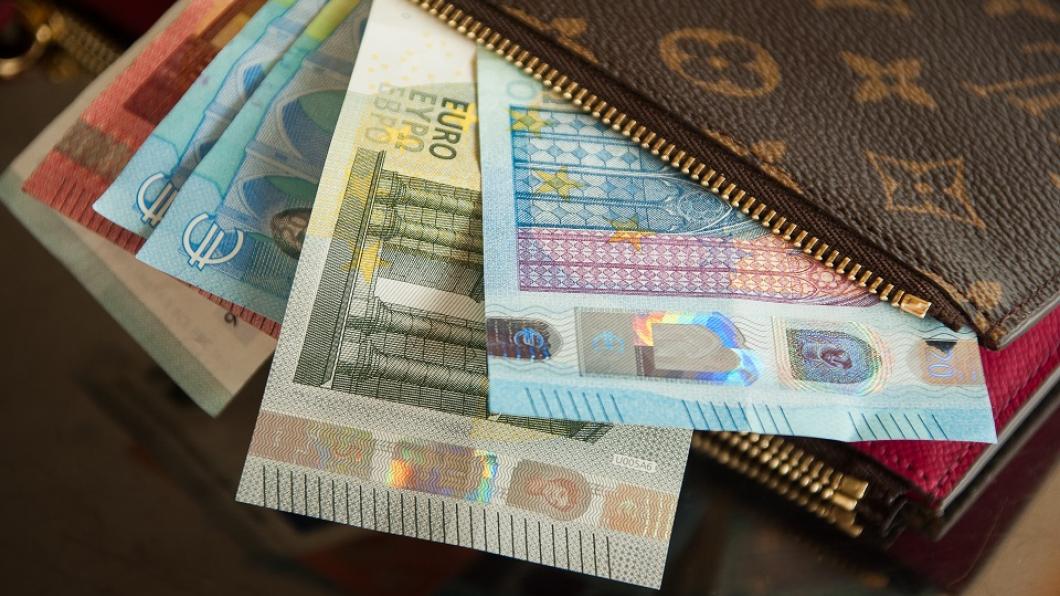 bank-notes-business-cash-417395.jpg