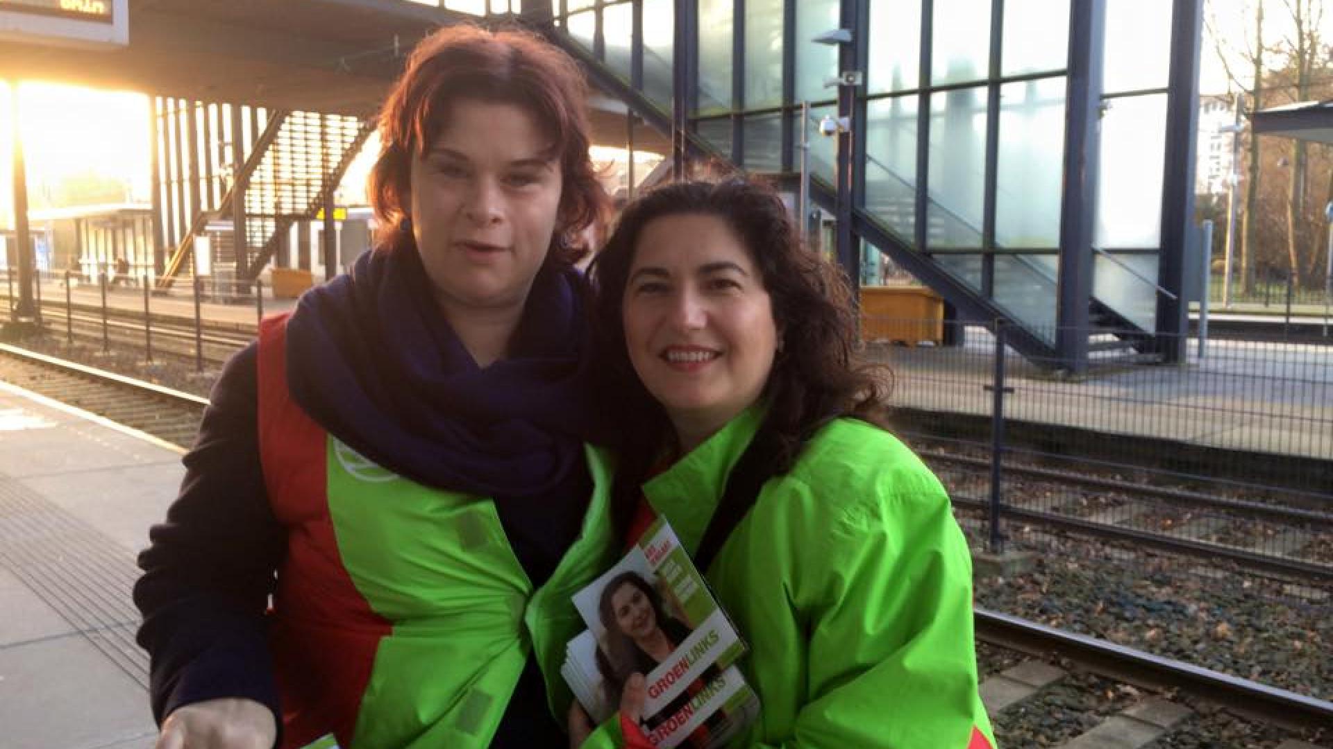 Lijsttrekker voor Zuid Holland Huri Sahin (r) en Jakobien Groeneveld (fractievoorzitter GroenLinks Zoetermeer)