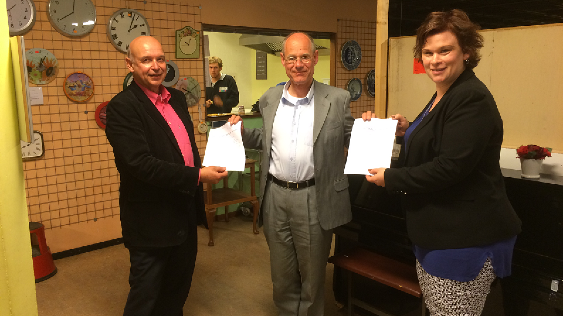 Peter Vergers (links) en Jakobien Groeneveld kopen eerste zonnepanelen van DEZo